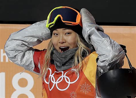 chloe kim snowboarder.